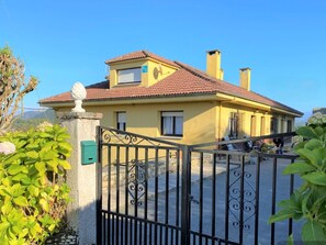 Facade/entrance