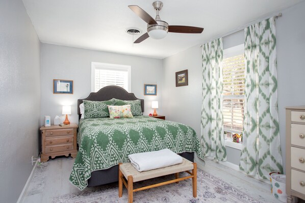 Queen Bedroom w TV and closet.