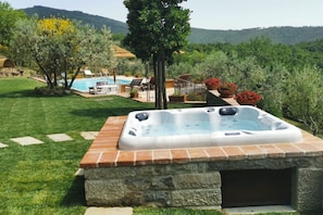 Outdoor spa tub