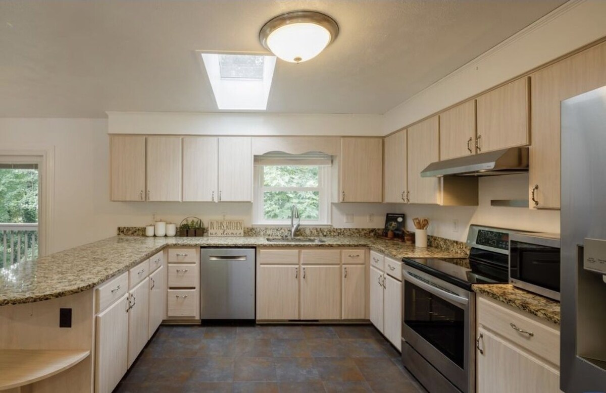 4 bedroom house close by UVA and wineries and barracks Rd shopping center