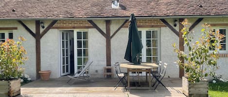 Arrière du gite avec sa terrasse privative