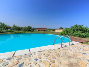 Wasser, Himmel, Wasservorräte, Schwimmbad, Azurblau, Baum, Pflanze, Natürliche Landschaft, Rechteck, Gebäude