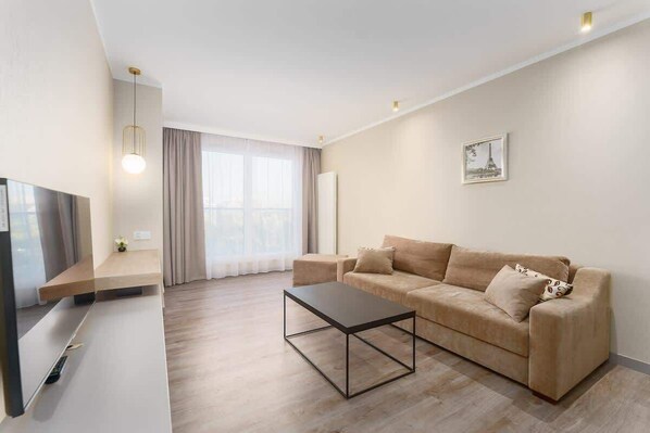 Stylish living room with coffe table. 