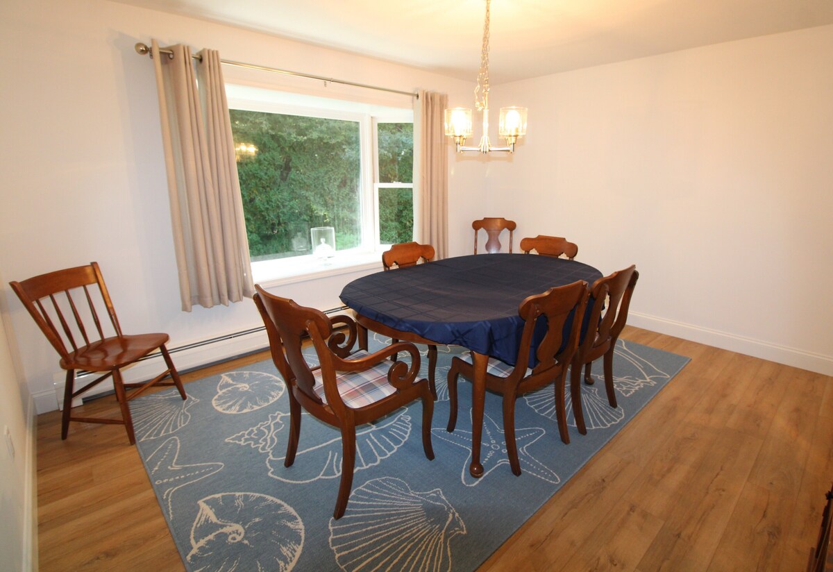 Adorable and Renovated Home Close to Shopping and Beaches!