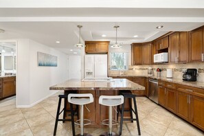 Open floorplan kitchen with island seating for 4