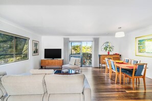 Unwind and enjoy your downtime in the living room, where you'll find books and a TV with Netflix to enhance your evening leisure.