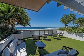 You’ll also have access to a shared rooftop garden, replete with alfresco dining and more of those blissful vistas.