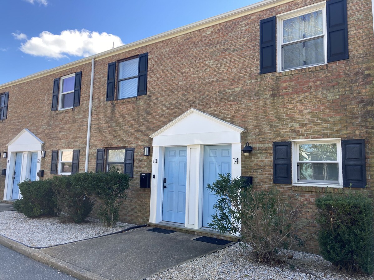 Beachside Retreat 5 Minute Walk from the beach. Neighboring Virginia Beach!
