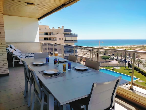 Outdoor dining