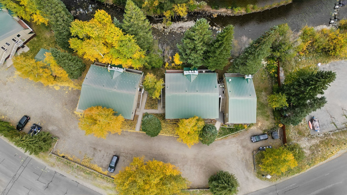 Relax overlooking Tenmile Creek!