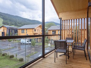 Himmel, Wolke, Pflanze, Fenster, Gebäude, Schatten, Holz, Hütte, Grundeigentum, Fassade