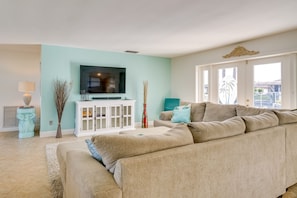 Living Room | Smart TV | Central Heating & A/C | Ceiling Fans | Free WiFi