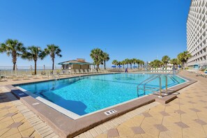 The Summit | Community Amenities | Outdoor Pools | Beach Access | On-Site Bar