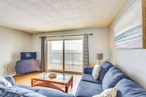 Living Room | Queen Sleeper Sofa | Smart TV | Free WiFi