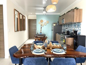 Fully stocked kitchen, with a kitchen island for 4 and a dining table for 6.