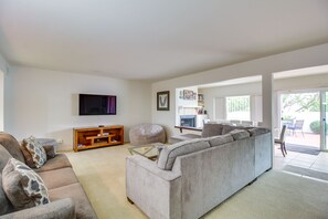 Living Area | Smart TV w/ Cable | Board Games