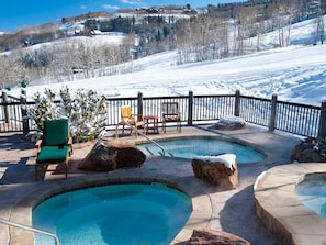 Hot tubs and pool onsite, slopeside! 