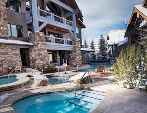 Hot tubs and pool onsite, slopeside! 