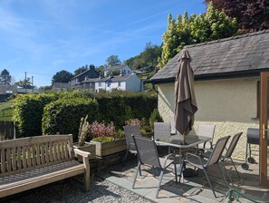 Low Howe Cottage patio