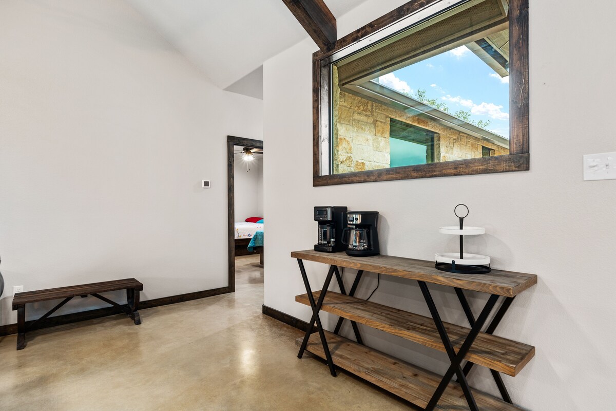 Hot tub+huge outdoor family gathering area. On the golf course & a short drive to THE Frio River.