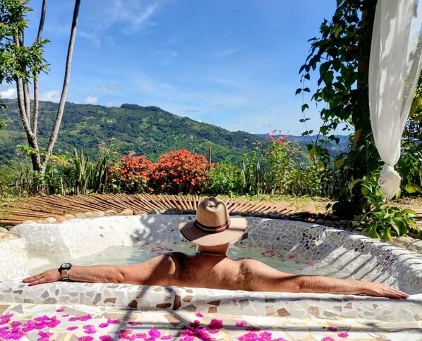 Outdoor spa tub
