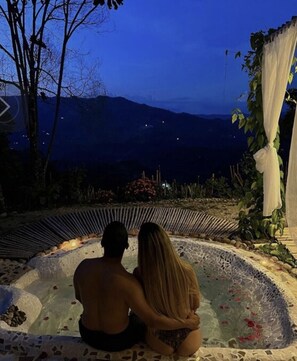 Outdoor spa tub