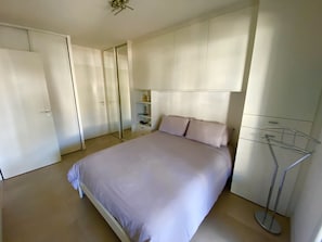 Chambre avec de nombreux rangements