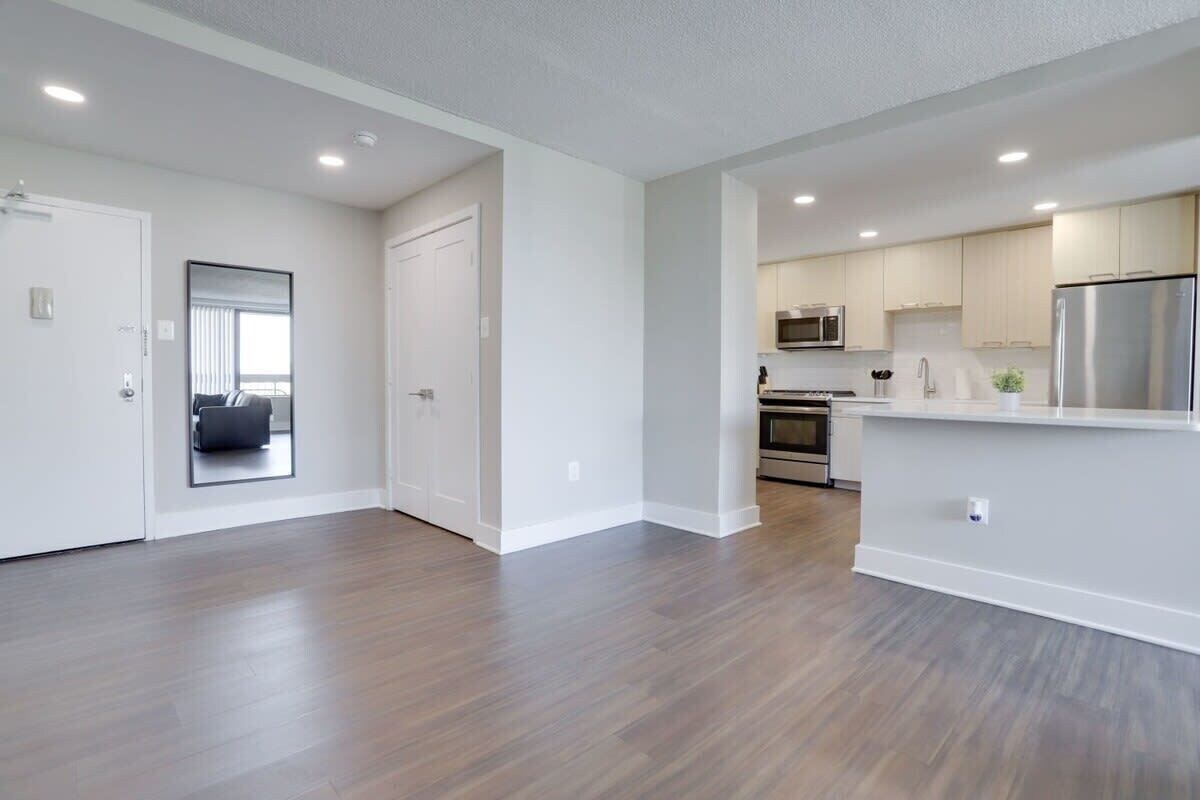 Elegance in Crystal City – Amazing Condo with gym