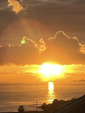 Coucher de soleil face à la mer de la maison