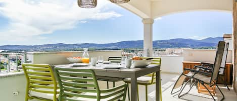 Der große Balkon (17qm) mit Sicht über die Stadt, das Meer und Berge.