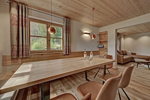 Chalet Bauernhaus - Esszimmer mit Kamin