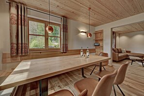 Chalet Bauernhaus - Esszimmer mit Kamin