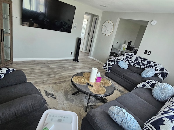 warm, relaxing, happy, has good vibes, and is a place you'd want to hang out .