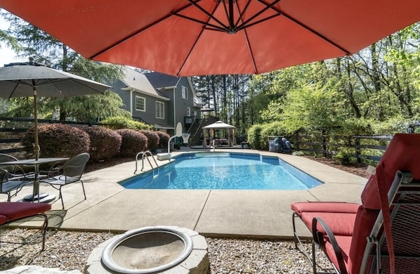 Private Swimming Pool and Backyard