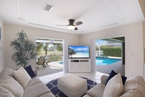 Comfy family room with Smart TV and beautiful views of the pool. palms & canal!