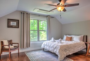 Upper Level - Bedroom Three - Queen Bed