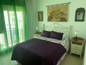 BEDROOM KING SIZE BED