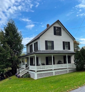 Welcome to your Vermont retreat: a stylish, family-friendly farmhouse minutes from skiing, hiking, and golf. Home is located hillside on a picturesque 1.5 acres.