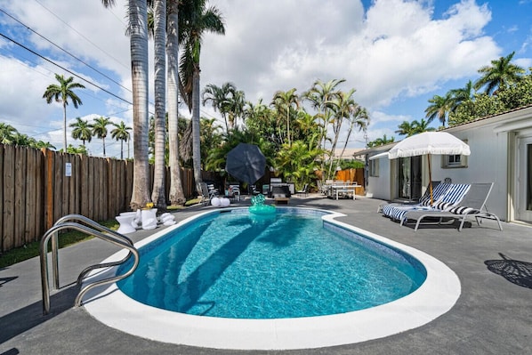 🌴 Tropical Oasis w/Heated Pool | 3 Min to Hollywood Beach | Private Paradise. Key Features Highlight: Sparkling heated pool with premium loungers Private fenced tropical backyard Resort-style pool deck perfect for sunbathing Peaceful setting under toweri