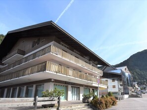 Pflanze, Himmel, Gebäude, Wolke, Eigentum, Fenster, Tür, Haus, Urban Design, Wohngebiet
