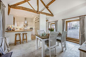 The Byres Dining Area - StayCotswold