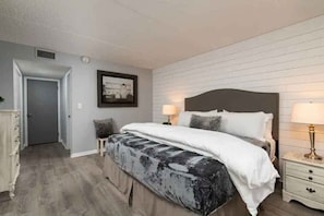 Bedroom 1: King Room with 50" TV!! Shiplap!! Hello!!