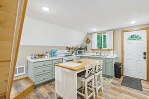 Well Appointed Kitchen w/Island