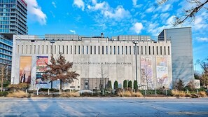 Illinois Holocaust Museum