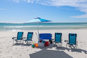 I PROVIDE FREE BEACH GEAR: 4 folding chairs, one umbrella, beach wagon, 6 beach towels, small cooler, and beach bag - ENJOY!
