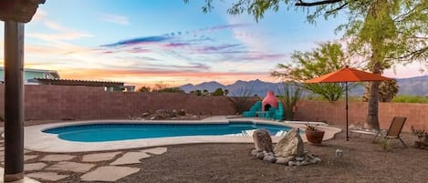 Enjoy Arizona's spectacular sunsets and beautiful Catalina Mountain Views!