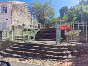 Le cachot de Cyparis fait parti des ruines de la prison de Saint Pierre. 