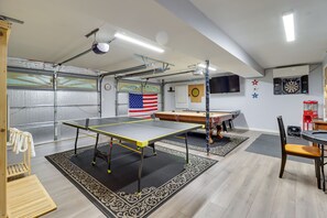 Game Room | Air Hockey Table | Pool Table | Sauna | Arcade Machine