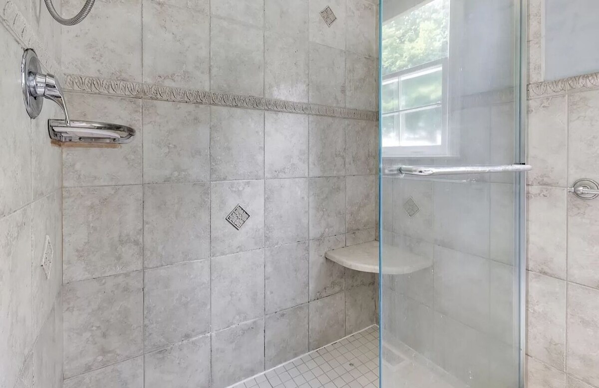 Beautiful & clean 3bed/2bath home in quiet Stamford downtown neighborhood