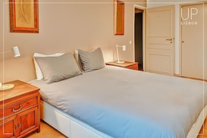 Dreamy comfort: queen bed, premium mattress, soft duvet, quality linens.